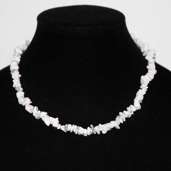 Beautiful natural stone white howlite necklace Nwot 17" - Picture 1 of 6